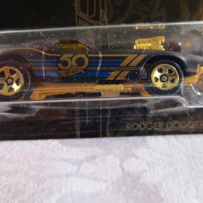 2 Hot Wheels cars