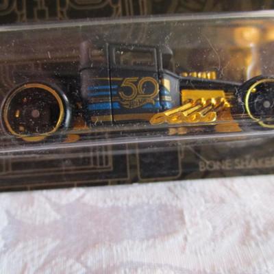2 Hot Wheels cars