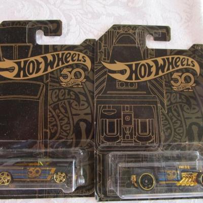 2 Hot Wheels cars