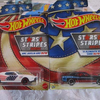 2 Hot Wheels cars