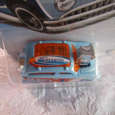 2 Hot Wheels cars