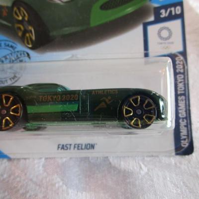 2 Hot Wheels cars
