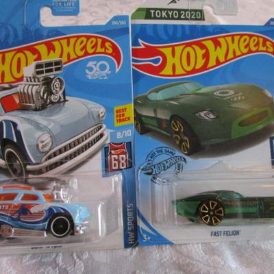 2 Hot Wheels cars