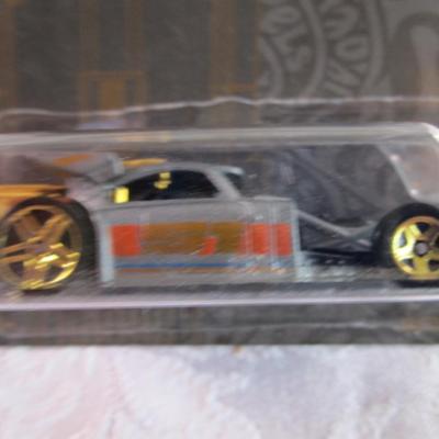 2 Hot Wheels cars
