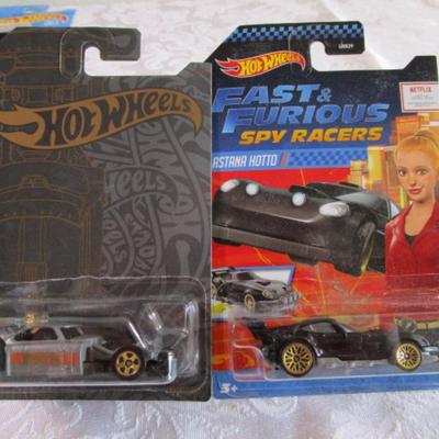 2 Hot Wheels cars