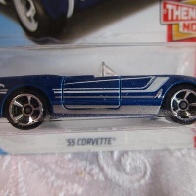 2 Hot Wheels cars