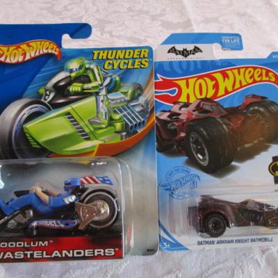 2 Hot Wheels cars