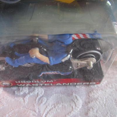 2 Hot Wheels cars