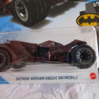 2 Hot Wheels cars