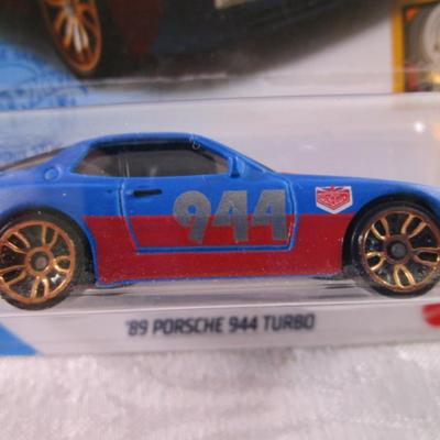 2 Hot Wheels cars