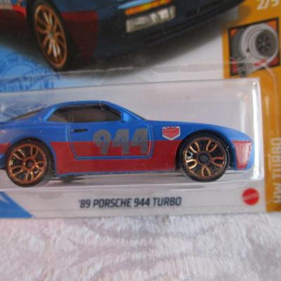 2 Hot Wheels cars