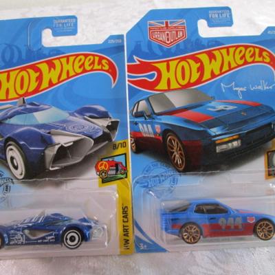2 Hot Wheels cars