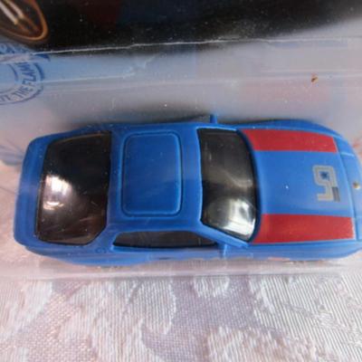 2 Hot Wheels cars