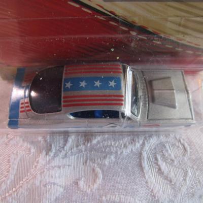 2 Hot Wheels cars
