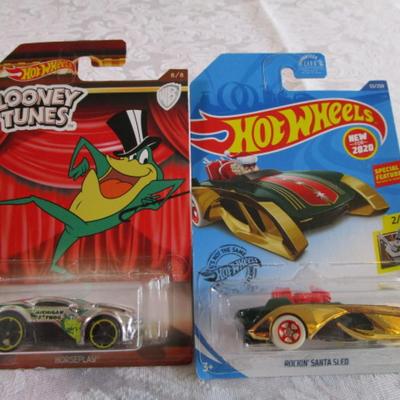 2 Hot Wheels cars