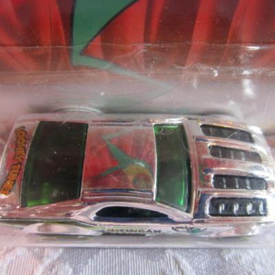 2 Hot Wheels cars