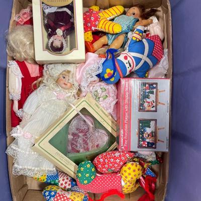 Tote of small dolls