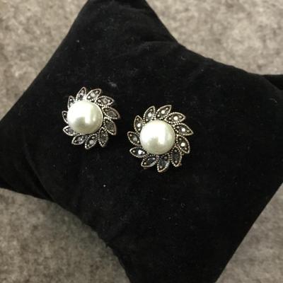 Pretty faux pearl flower stud earring