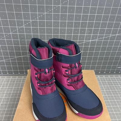 Little Girls Size 10 Snow Boots. 