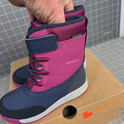 Little Girls Size 10 Snow Boots. 