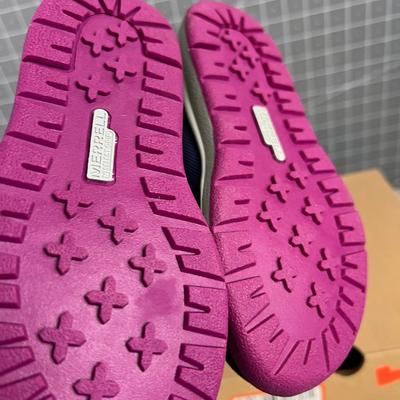 Little Girls Size 10 Snow Boots. 