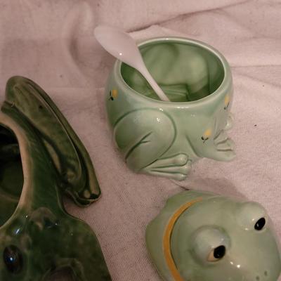 2 ceramic frogs