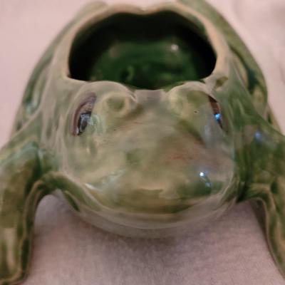 2 ceramic frogs