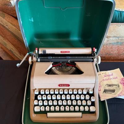 Royal Aristocrat manual typewriter w/hard shell case