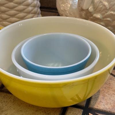 Set of 3 Vintage mixing bowls - 2 Pyrex & 1 Anchor Hocking