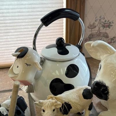 Assortment of Cow Themed kitchen decor