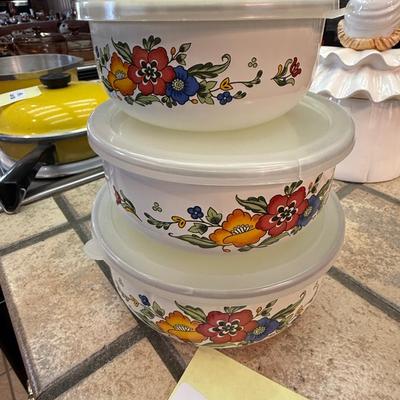 Set of 3 Metal Vintage storage containers w/lids