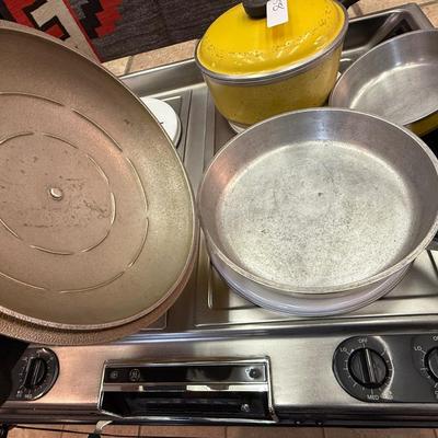 Set of yellow Club Pans - 4 pans & 2 lids