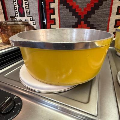 Set of yellow Club Pans - 4 pans & 2 lids
