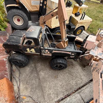 Lot of vintage metal Toy Tractors - some Tonka