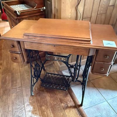 Singer Sewing Machine in wooden cabinet