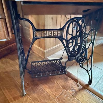 Singer Sewing Machine in wooden cabinet