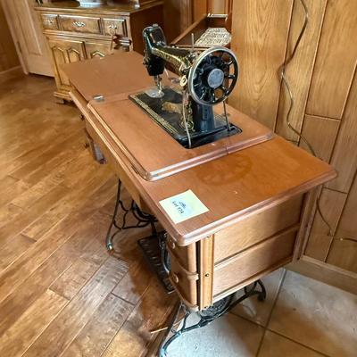 Singer Sewing Machine in wooden cabinet