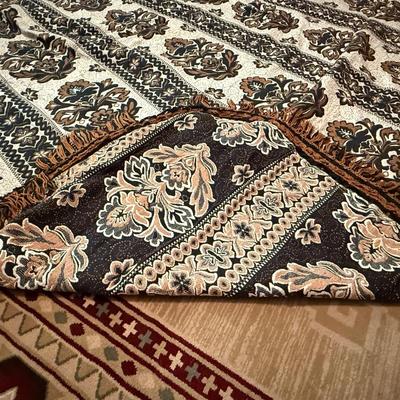 Brentwood Originals Queen sized bedspread 9’ x 88”