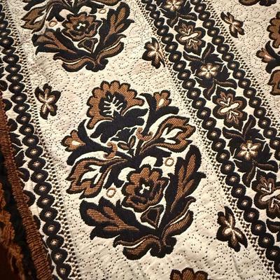 Brentwood Originals Queen sized bedspread 9’ x 88”