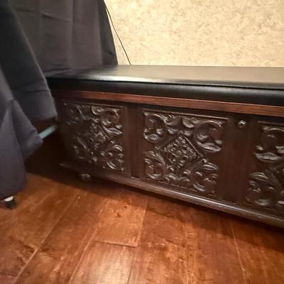 Lane Cedar Chest w/Upholstered Top rolling Bench Seat