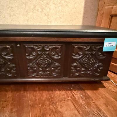 Lane Cedar Chest w/Upholstered Top rolling Bench Seat