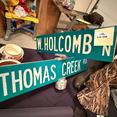 Thomas Creek Lane/Holcomb Ranch Ln Street Sign