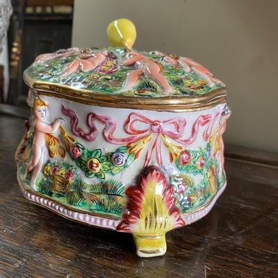 Capodimonte footed casserole dish cherubs