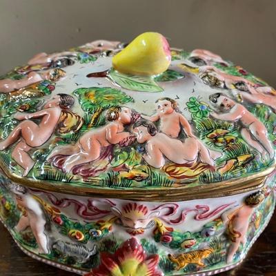 Capodimonte footed casserole dish cherubs