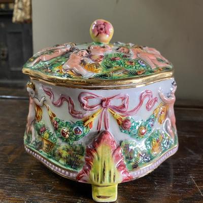 Capodimonte footed casserole dish cherubs