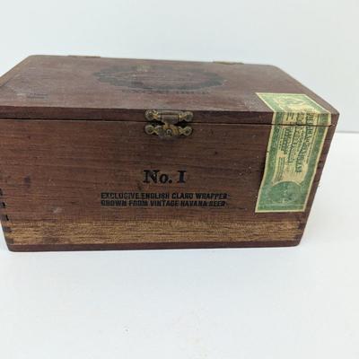 Hoyo Monterrey Excalibur No. I Exclusive English Claro Wrapped Grown From Vintage Havana Seed Wooden Box