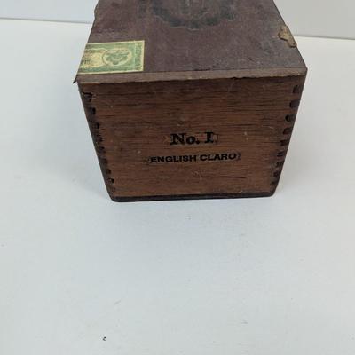 Hoyo Monterrey Excalibur No. I Exclusive English Claro Wrapped Grown From Vintage Havana Seed Wooden Box