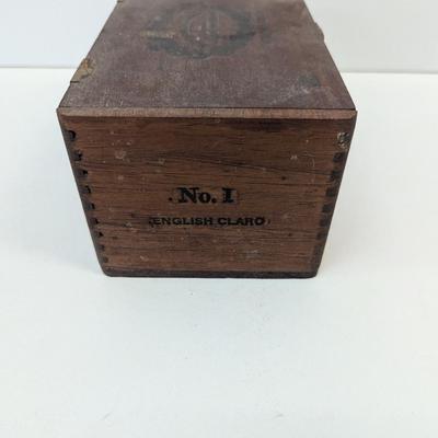 Hoyo Monterrey Excalibur No. I Exclusive English Claro Wrapped Grown From Vintage Havana Seed Wooden Box