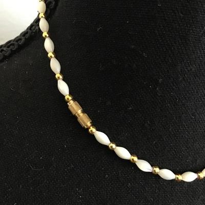 Beautiful Vintage Shell Necklace