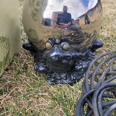Extension cords and glazing ball on frog bas3